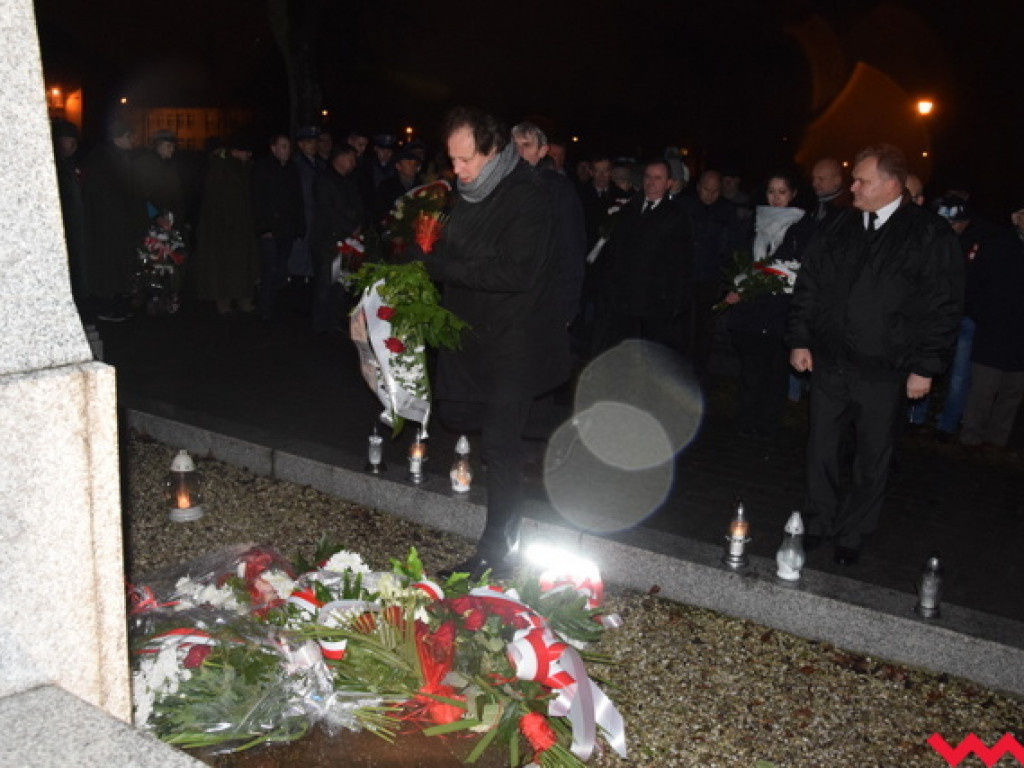 Obchody 99. rocznicy wybuchu powstania wielkopolskiego we Wrześni. Sporo wrześnian mimo padającego deszczu