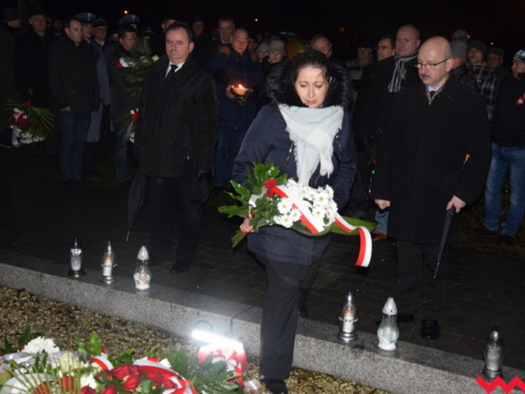 Obchody 99. rocznicy wybuchu powstania wielkopolskiego we Wrześni. Sporo wrześnian mimo padającego deszczu