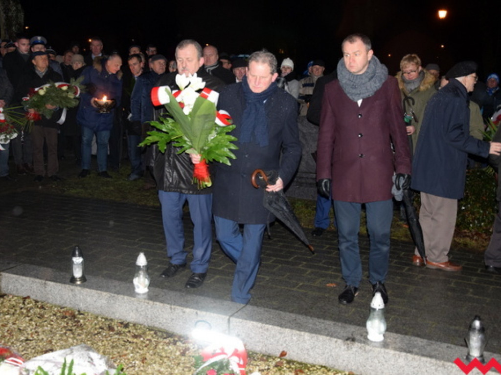 Obchody 99. rocznicy wybuchu powstania wielkopolskiego we Wrześni. Sporo wrześnian mimo padającego deszczu