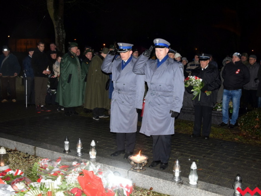 Obchody 99. rocznicy wybuchu powstania wielkopolskiego we Wrześni. Sporo wrześnian mimo padającego deszczu