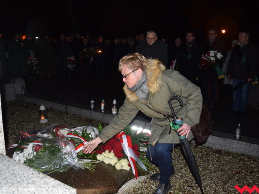 Obchody 99. rocznicy wybuchu powstania wielkopolskiego we Wrześni. Sporo wrześnian mimo padającego deszczu