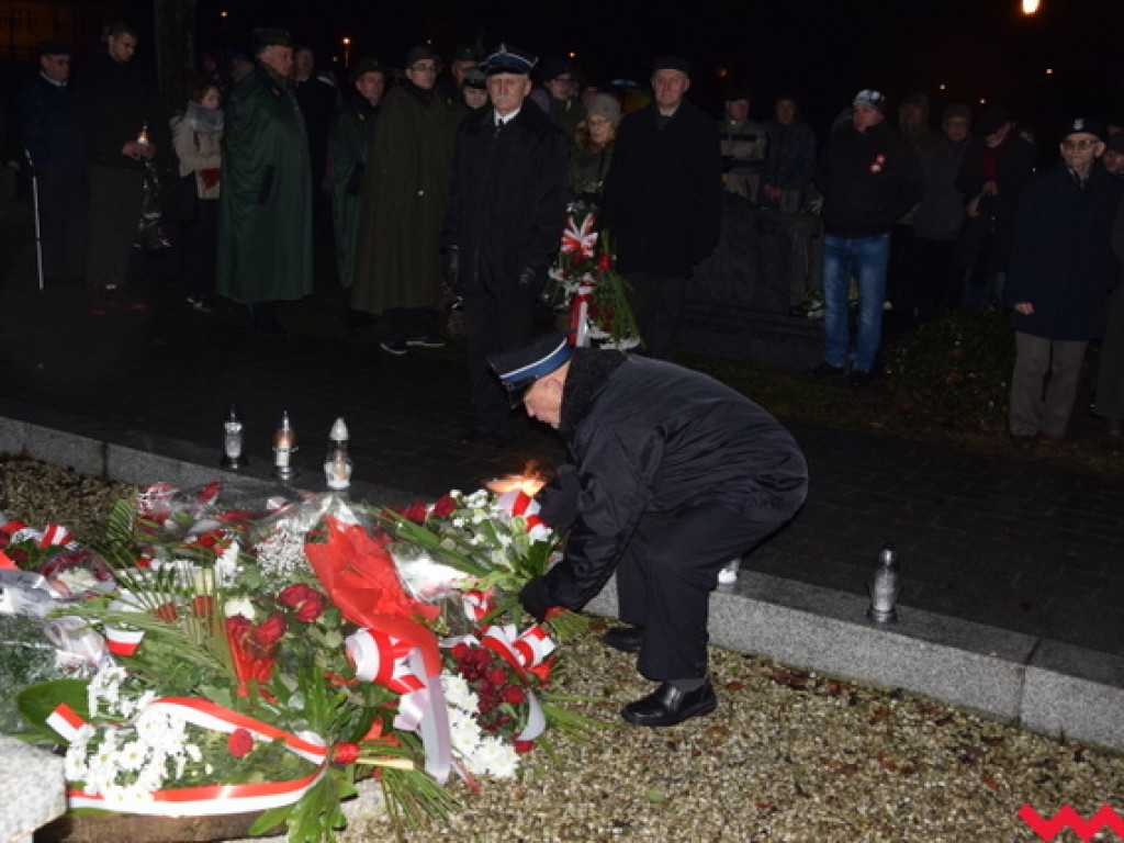 Obchody 99. rocznicy wybuchu powstania wielkopolskiego we Wrześni. Sporo wrześnian mimo padającego deszczu