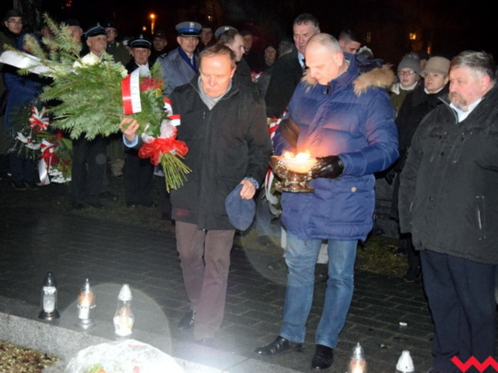 Obchody 99. rocznicy wybuchu powstania wielkopolskiego we Wrześni. Sporo wrześnian mimo padającego deszczu