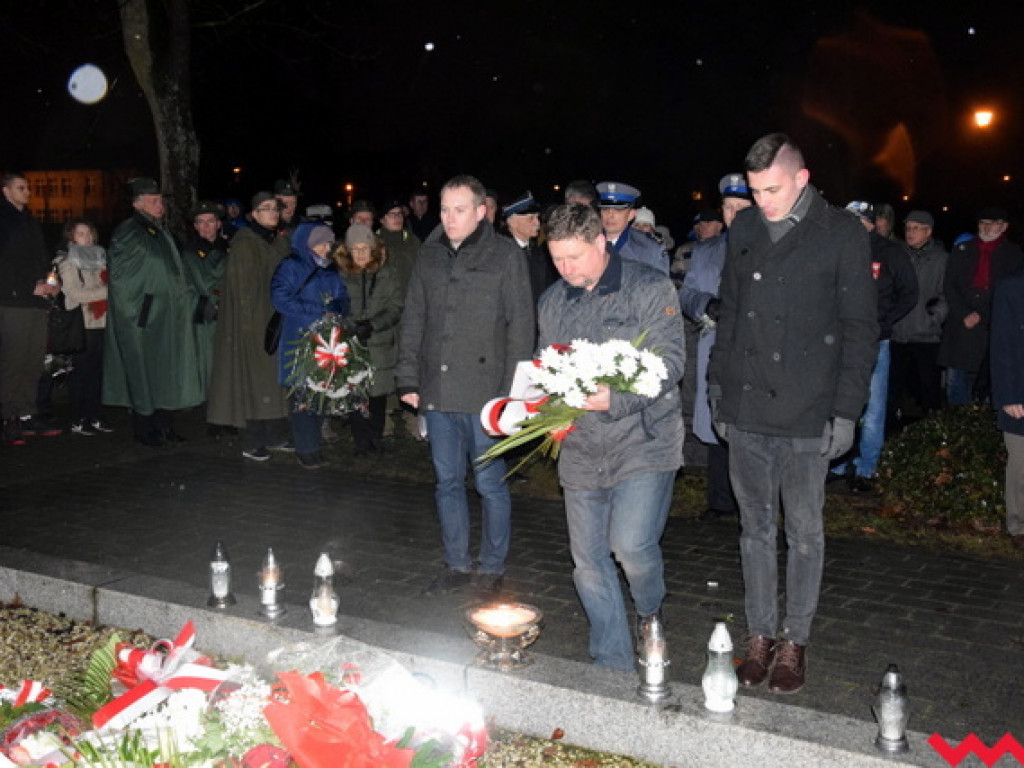 Obchody 99. rocznicy wybuchu powstania wielkopolskiego we Wrześni. Sporo wrześnian mimo padającego deszczu