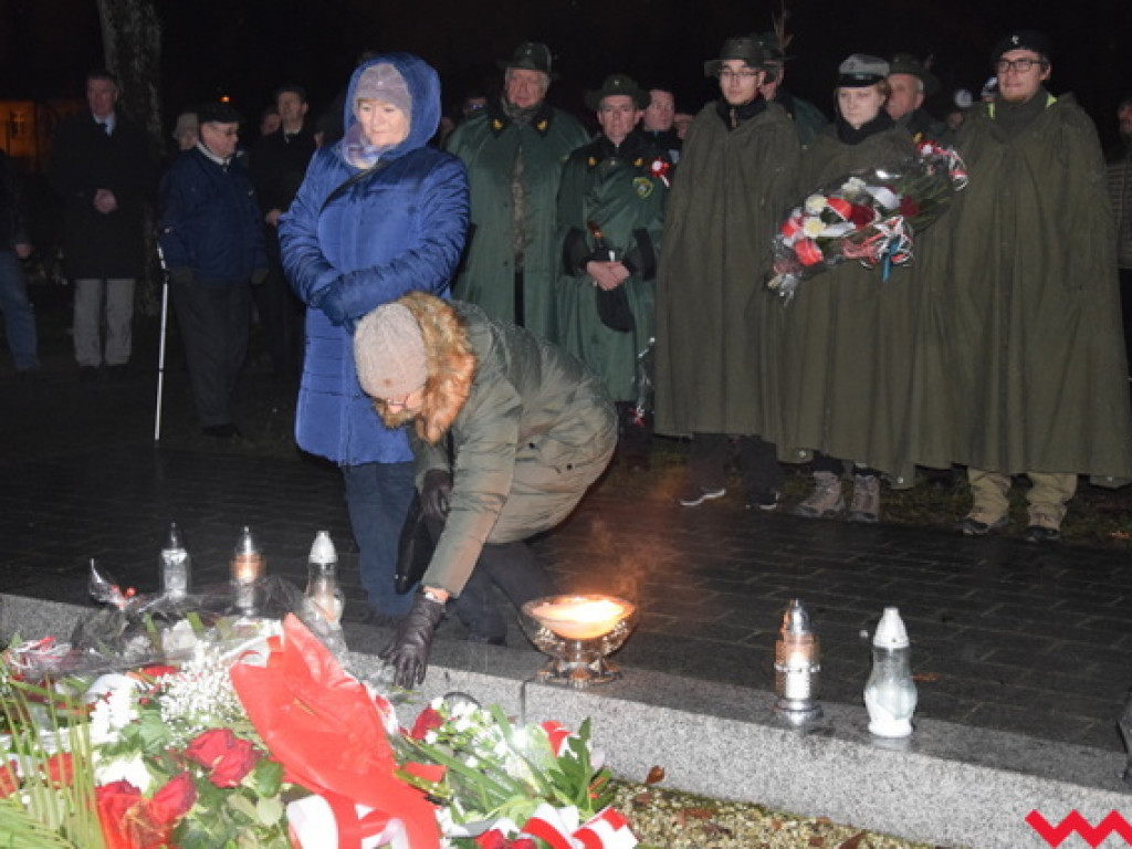 Obchody 99. rocznicy wybuchu powstania wielkopolskiego we Wrześni. Sporo wrześnian mimo padającego deszczu