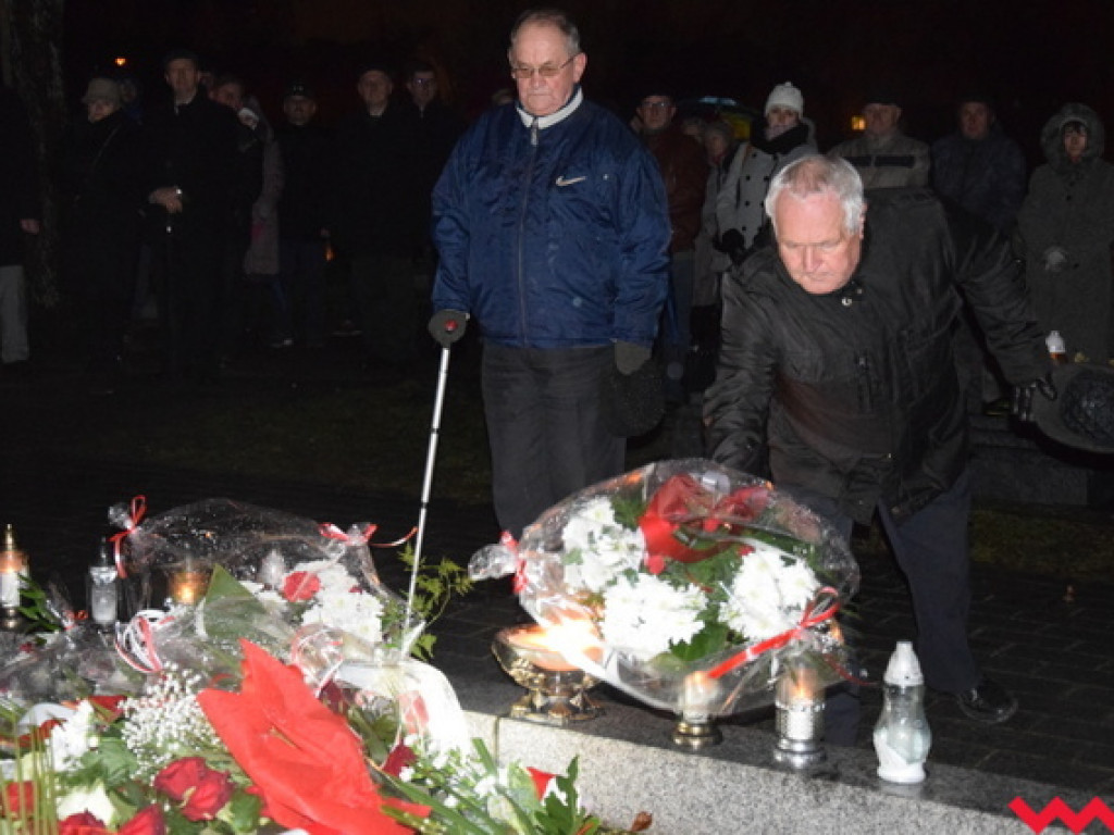 Obchody 99. rocznicy wybuchu powstania wielkopolskiego we Wrześni. Sporo wrześnian mimo padającego deszczu