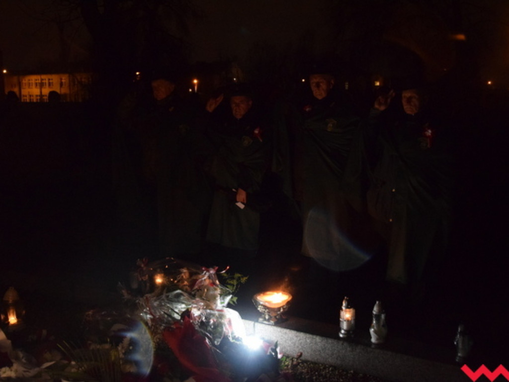 Obchody 99. rocznicy wybuchu powstania wielkopolskiego we Wrześni. Sporo wrześnian mimo padającego deszczu