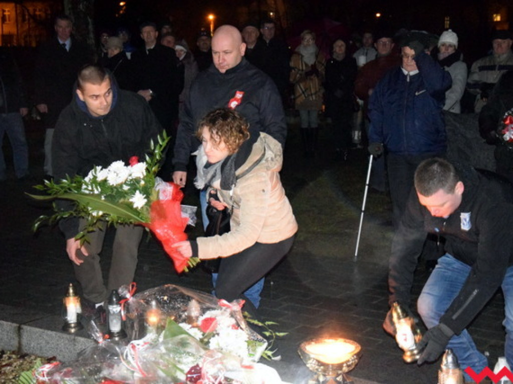 Obchody 99. rocznicy wybuchu powstania wielkopolskiego we Wrześni. Sporo wrześnian mimo padającego deszczu