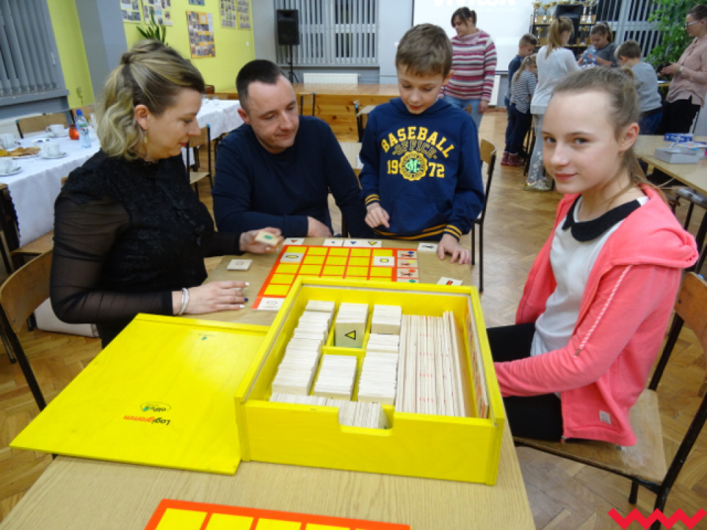 Finał matematycznego projektu w Szkole Podstawowej w Sokolnikach. Wspólne rozwijanie umiejętności przez dzieci i rodziców