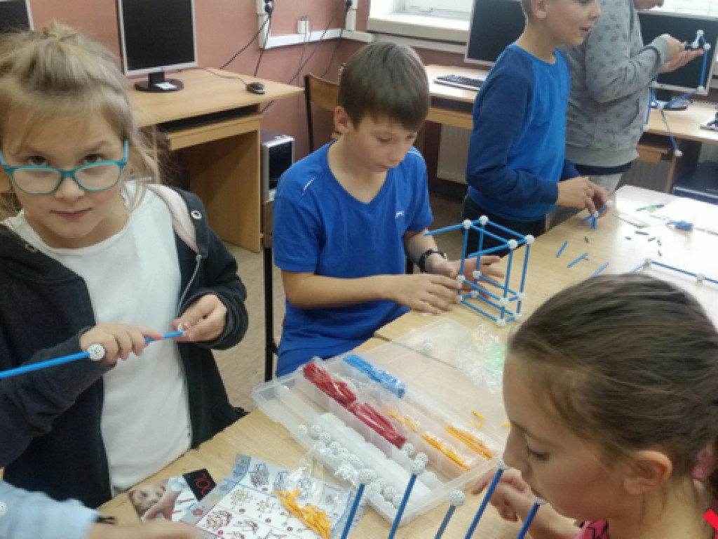 Finał matematycznego projektu w Szkole Podstawowej w Sokolnikach. Wspólne rozwijanie umiejętności przez dzieci i rodziców
