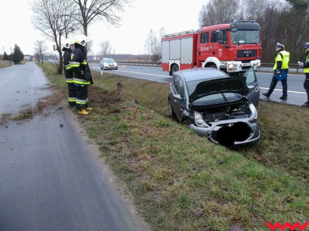 Zjechała z drogi i wjechała do rowu