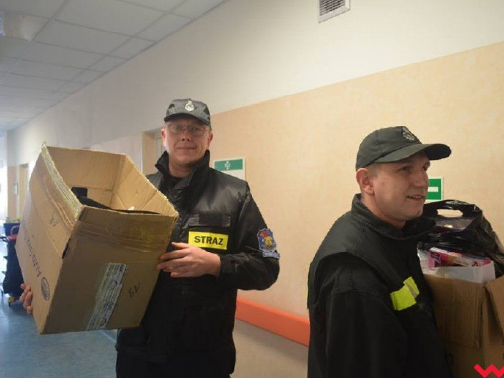 Strażacy w szpitalach z prezentami dla dzieci