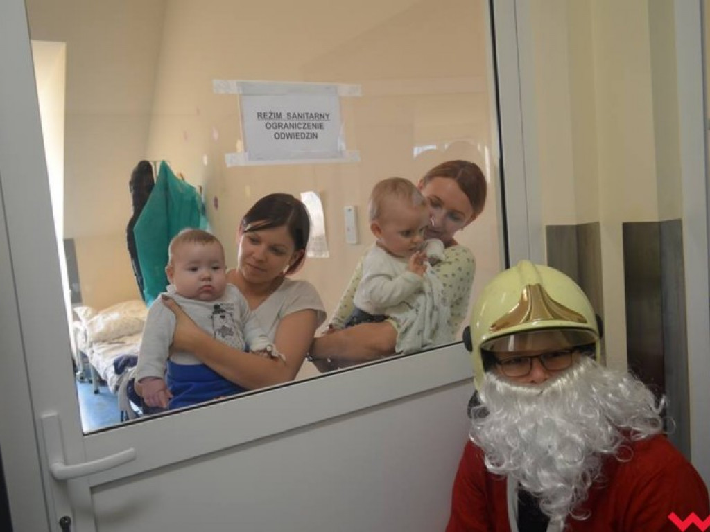 Strażacy w szpitalach z prezentami dla dzieci