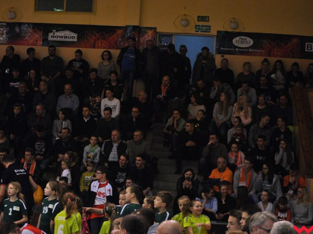 Marketingowe zwycięstwo i sportowa porażka. Pomarańczowi nie zawiedli swoich kibiców (galeria)