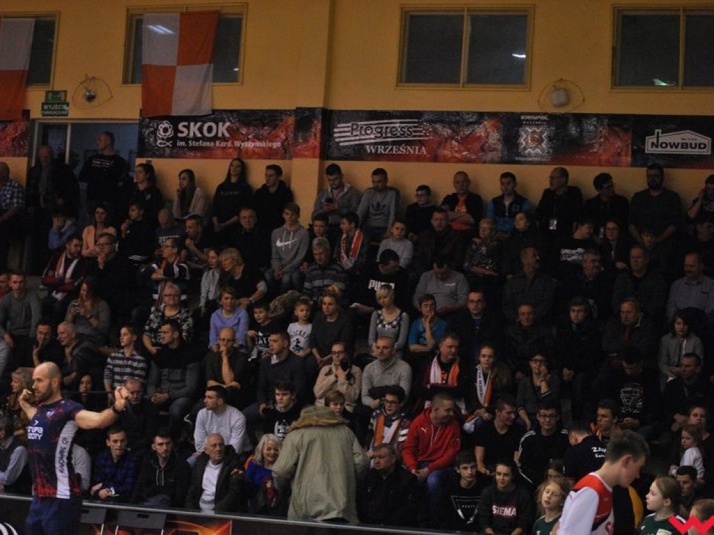 Marketingowe zwycięstwo i sportowa porażka. Pomarańczowi nie zawiedli swoich kibiców (galeria)