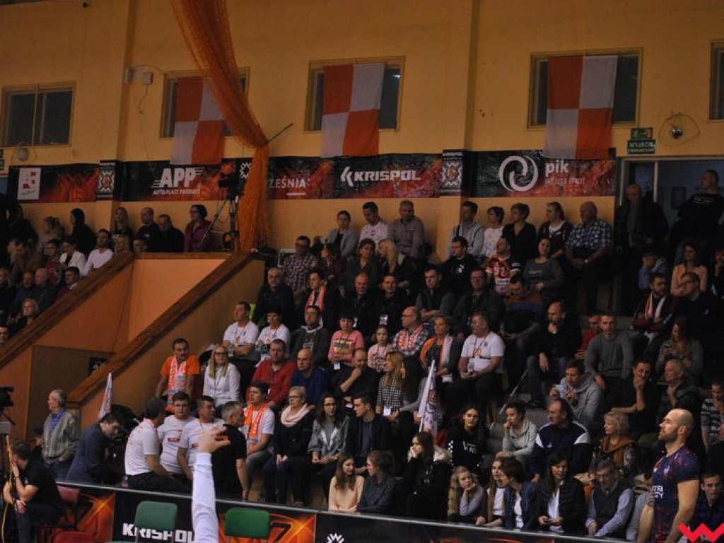 Marketingowe zwycięstwo i sportowa porażka. Pomarańczowi nie zawiedli swoich kibiców (galeria)