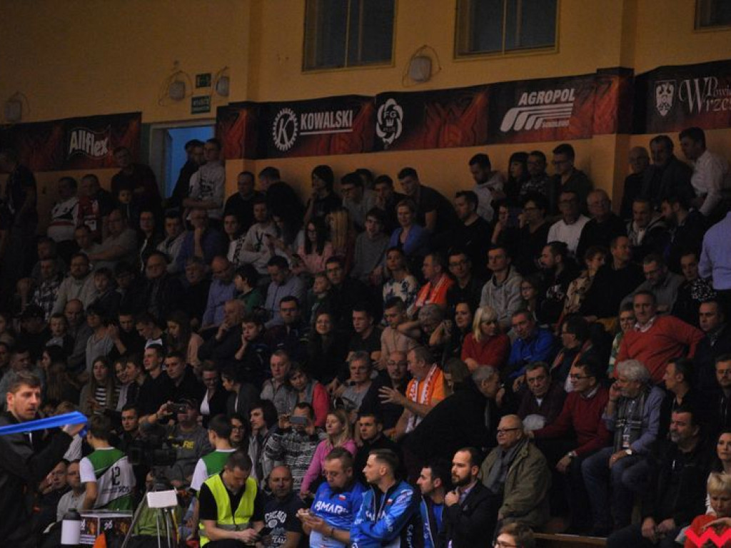 Marketingowe zwycięstwo i sportowa porażka. Pomarańczowi nie zawiedli swoich kibiców (galeria)