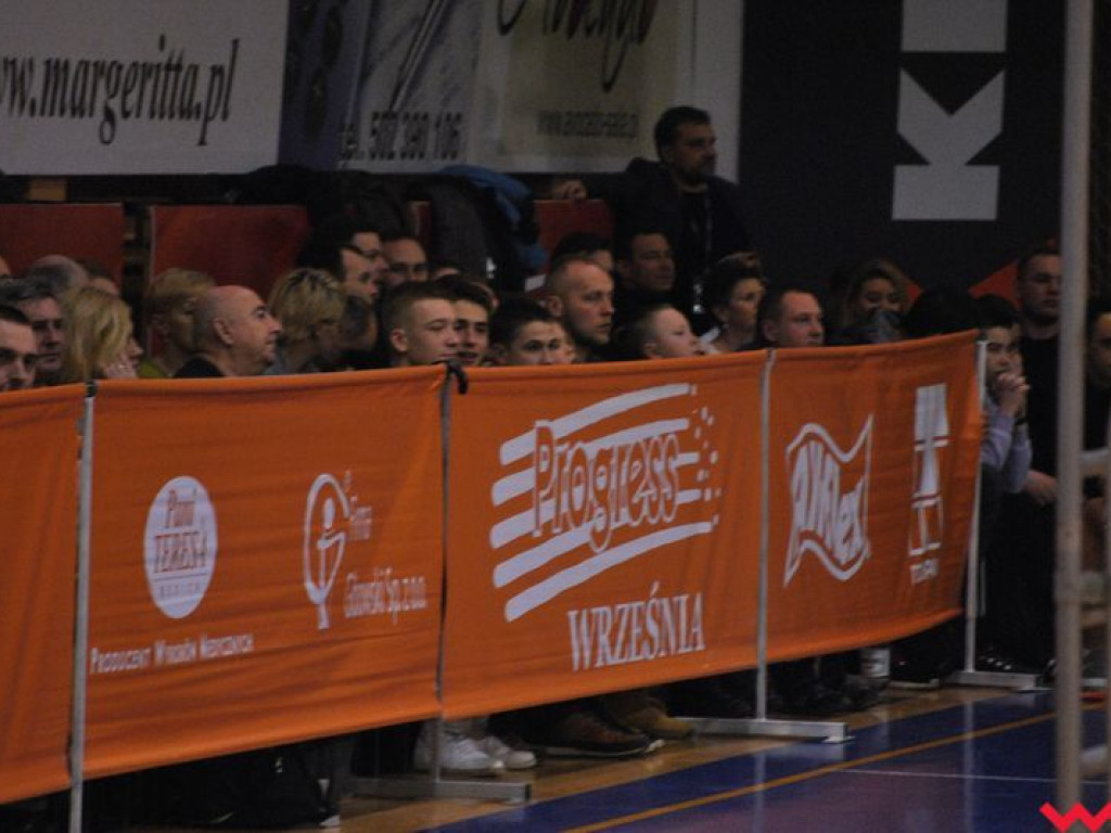 Marketingowe zwycięstwo i sportowa porażka. Pomarańczowi nie zawiedli swoich kibiców (galeria)