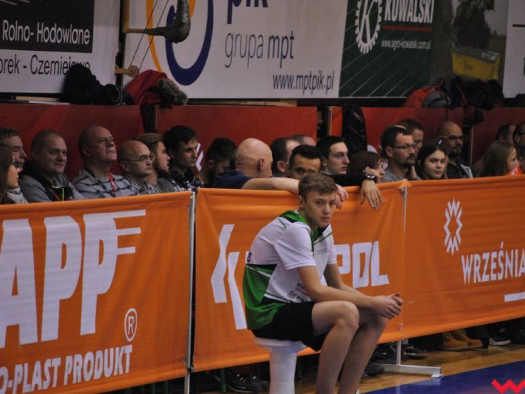 Marketingowe zwycięstwo i sportowa porażka. Pomarańczowi nie zawiedli swoich kibiców (galeria)