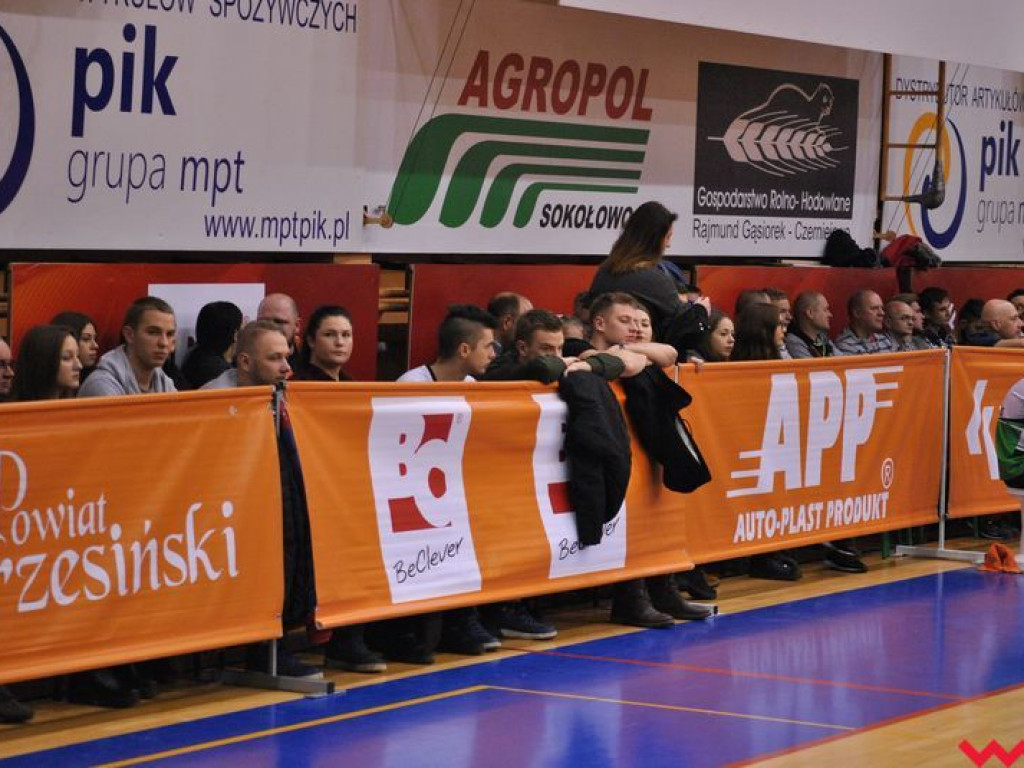 Marketingowe zwycięstwo i sportowa porażka. Pomarańczowi nie zawiedli swoich kibiców (galeria)