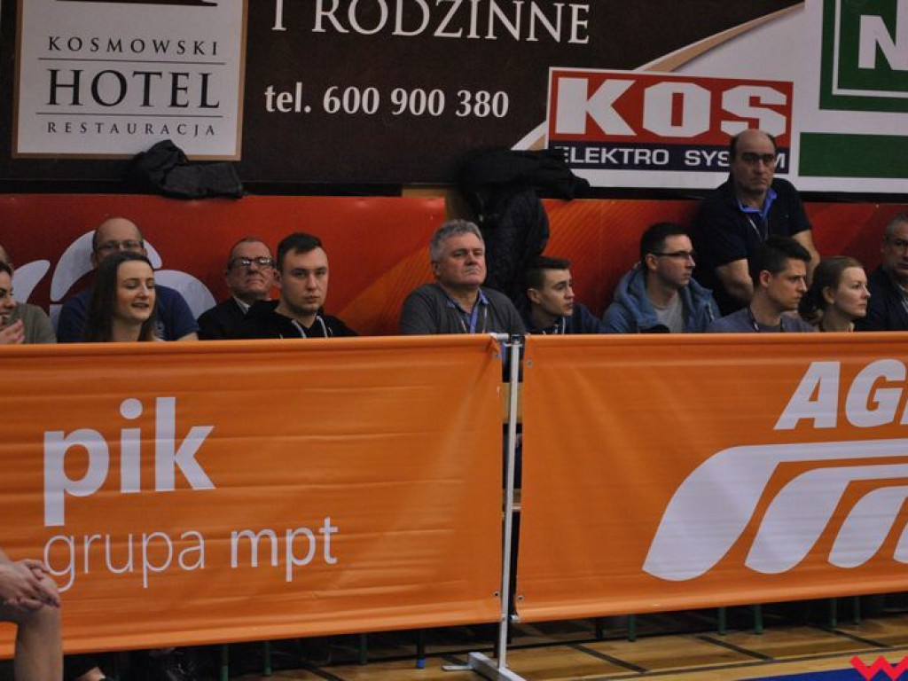 Marketingowe zwycięstwo i sportowa porażka. Pomarańczowi nie zawiedli swoich kibiców (galeria)