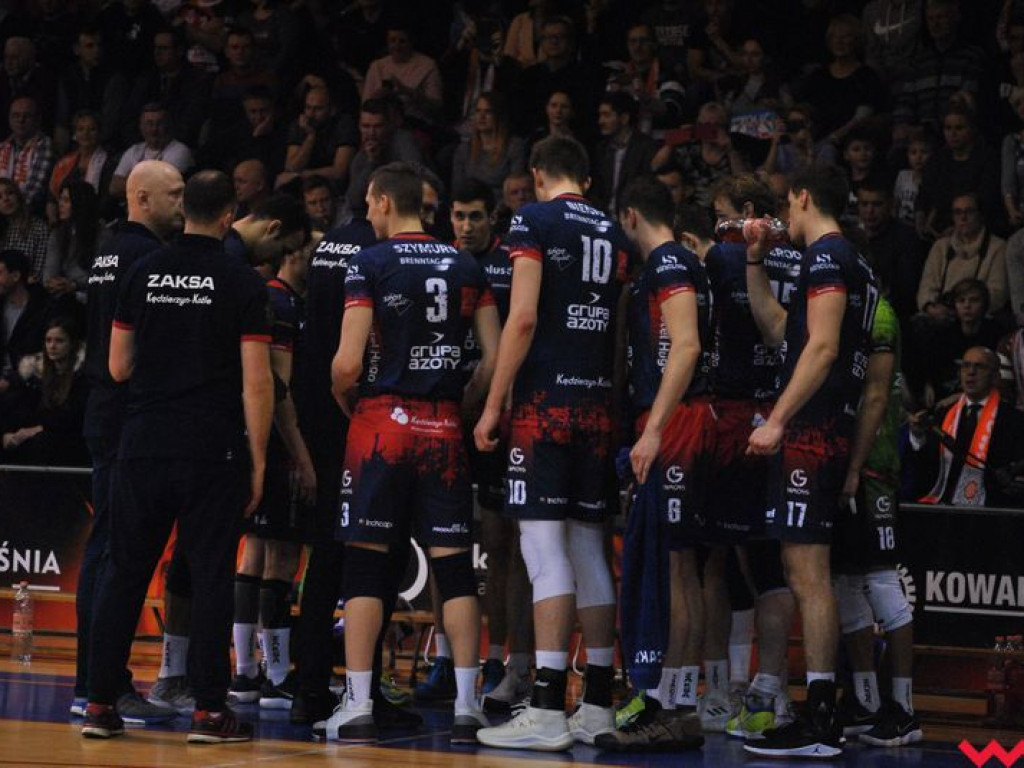 Marketingowe zwycięstwo i sportowa porażka. Pomarańczowi nie zawiedli swoich kibiców (galeria)