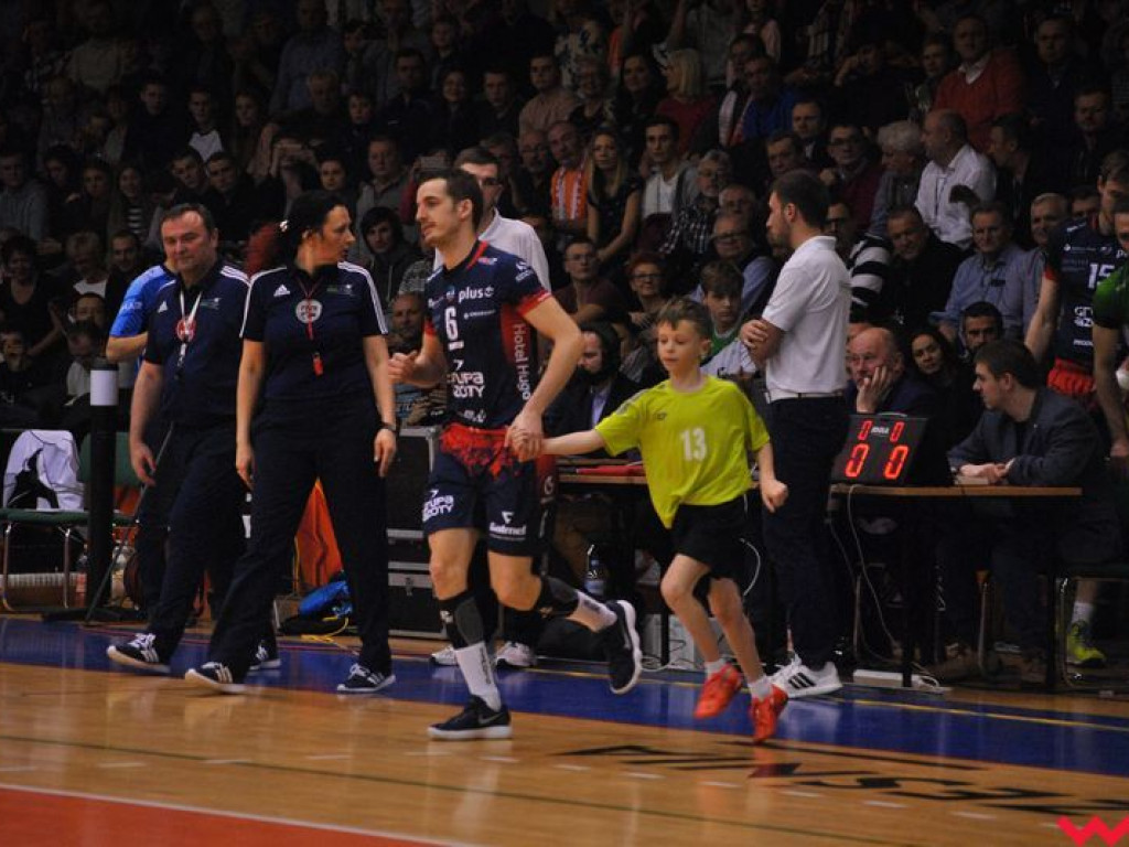 Marketingowe zwycięstwo i sportowa porażka. Pomarańczowi nie zawiedli swoich kibiców (galeria)