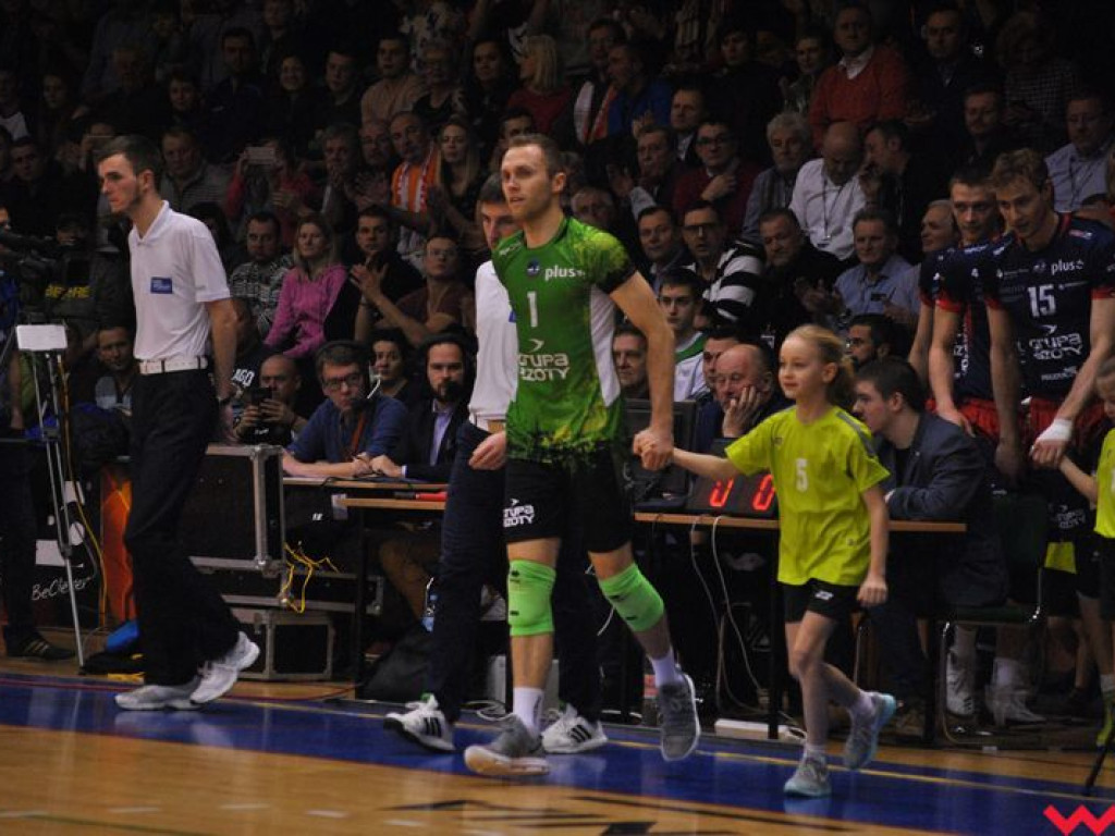 Marketingowe zwycięstwo i sportowa porażka. Pomarańczowi nie zawiedli swoich kibiców (galeria)
