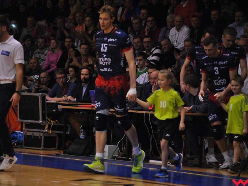 Marketingowe zwycięstwo i sportowa porażka. Pomarańczowi nie zawiedli swoich kibiców (galeria)