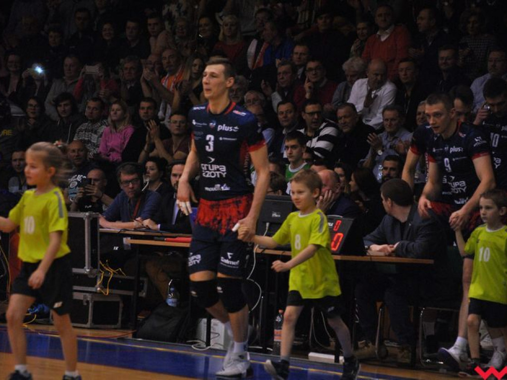 Marketingowe zwycięstwo i sportowa porażka. Pomarańczowi nie zawiedli swoich kibiców (galeria)