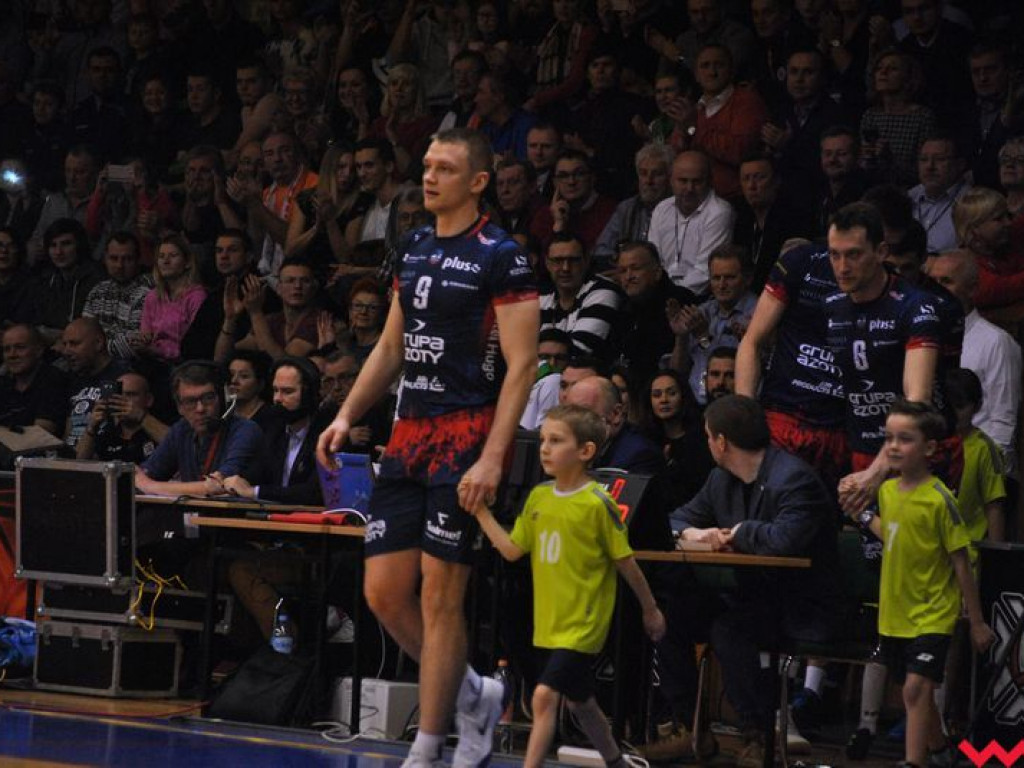 Marketingowe zwycięstwo i sportowa porażka. Pomarańczowi nie zawiedli swoich kibiców (galeria)