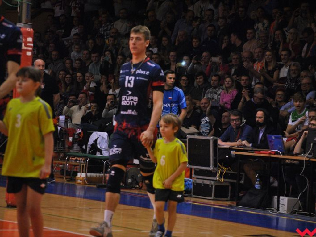 Marketingowe zwycięstwo i sportowa porażka. Pomarańczowi nie zawiedli swoich kibiców (galeria)