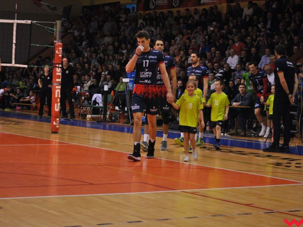 Marketingowe zwycięstwo i sportowa porażka. Pomarańczowi nie zawiedli swoich kibiców (galeria)