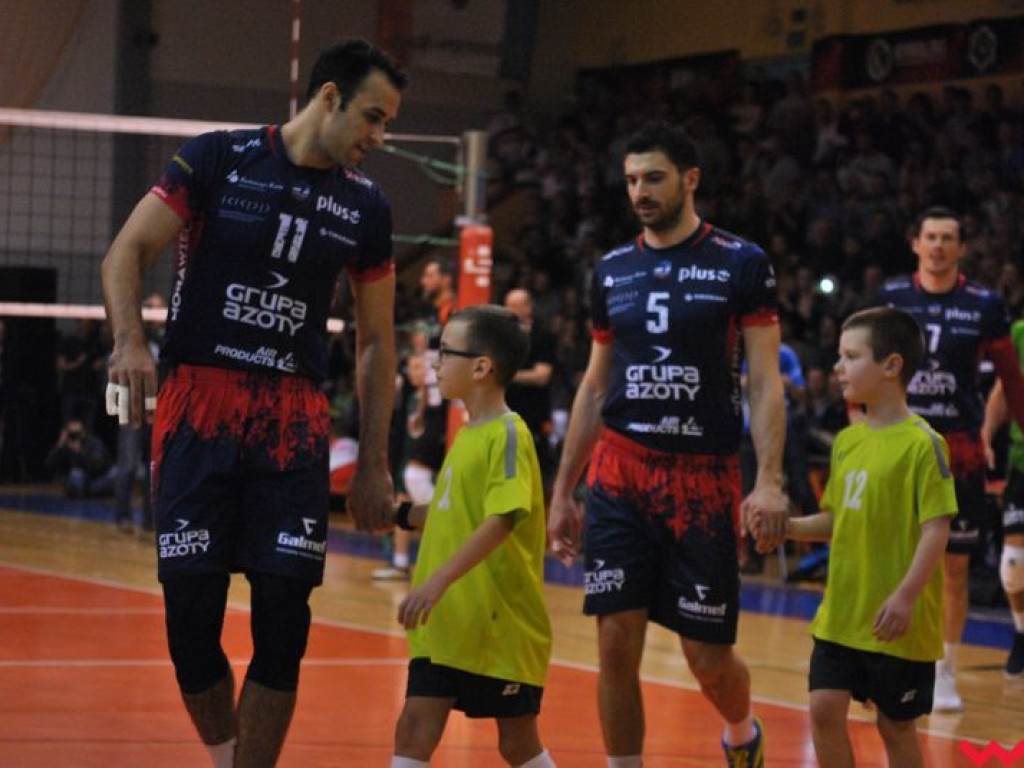 Marketingowe zwycięstwo i sportowa porażka. Pomarańczowi nie zawiedli swoich kibiców (galeria)