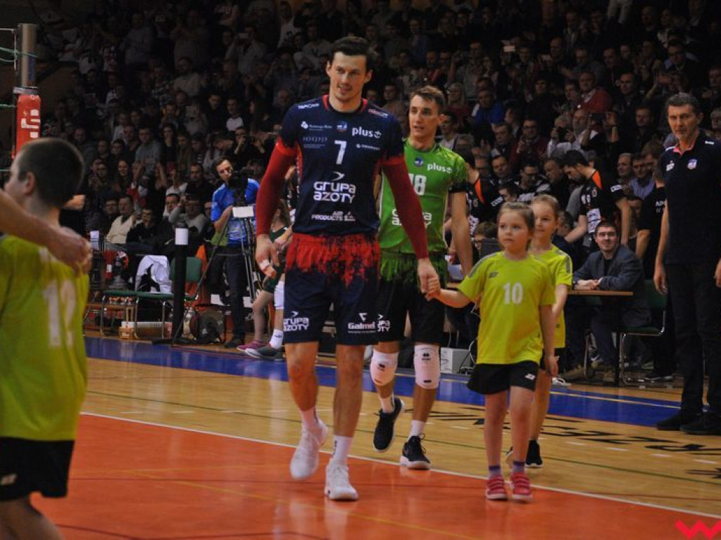 Marketingowe zwycięstwo i sportowa porażka. Pomarańczowi nie zawiedli swoich kibiców (galeria)