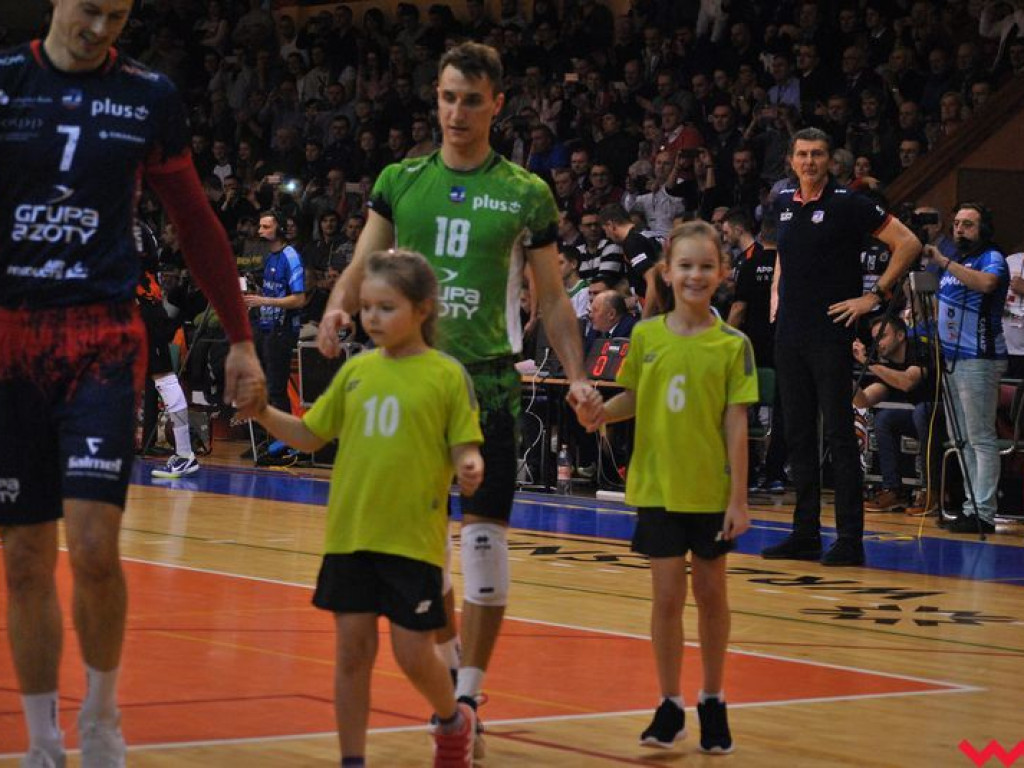 Marketingowe zwycięstwo i sportowa porażka. Pomarańczowi nie zawiedli swoich kibiców (galeria)