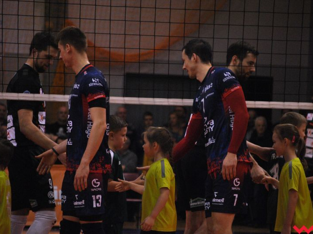 Marketingowe zwycięstwo i sportowa porażka. Pomarańczowi nie zawiedli swoich kibiców (galeria)