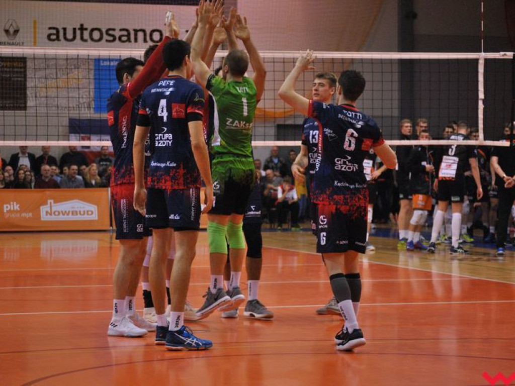 Marketingowe zwycięstwo i sportowa porażka. Pomarańczowi nie zawiedli swoich kibiców (galeria)