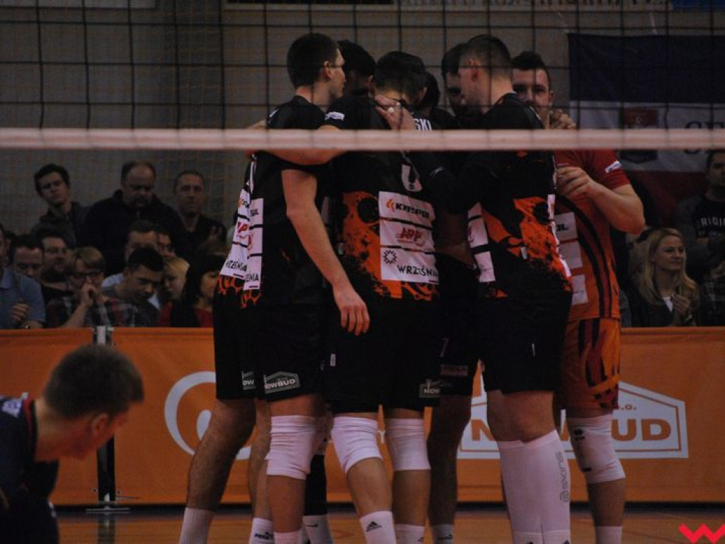 Marketingowe zwycięstwo i sportowa porażka. Pomarańczowi nie zawiedli swoich kibiców (galeria)