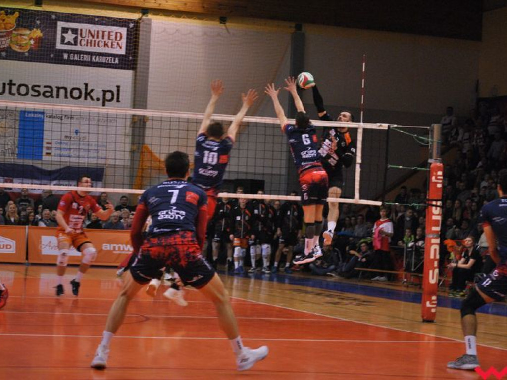 Marketingowe zwycięstwo i sportowa porażka. Pomarańczowi nie zawiedli swoich kibiców (galeria)