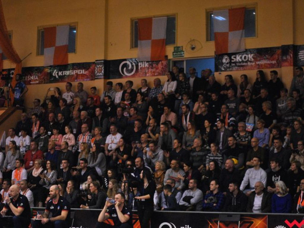 Marketingowe zwycięstwo i sportowa porażka. Pomarańczowi nie zawiedli swoich kibiców (galeria)