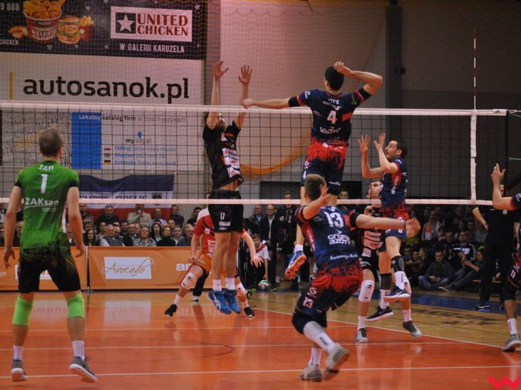 Marketingowe zwycięstwo i sportowa porażka. Pomarańczowi nie zawiedli swoich kibiców (galeria)