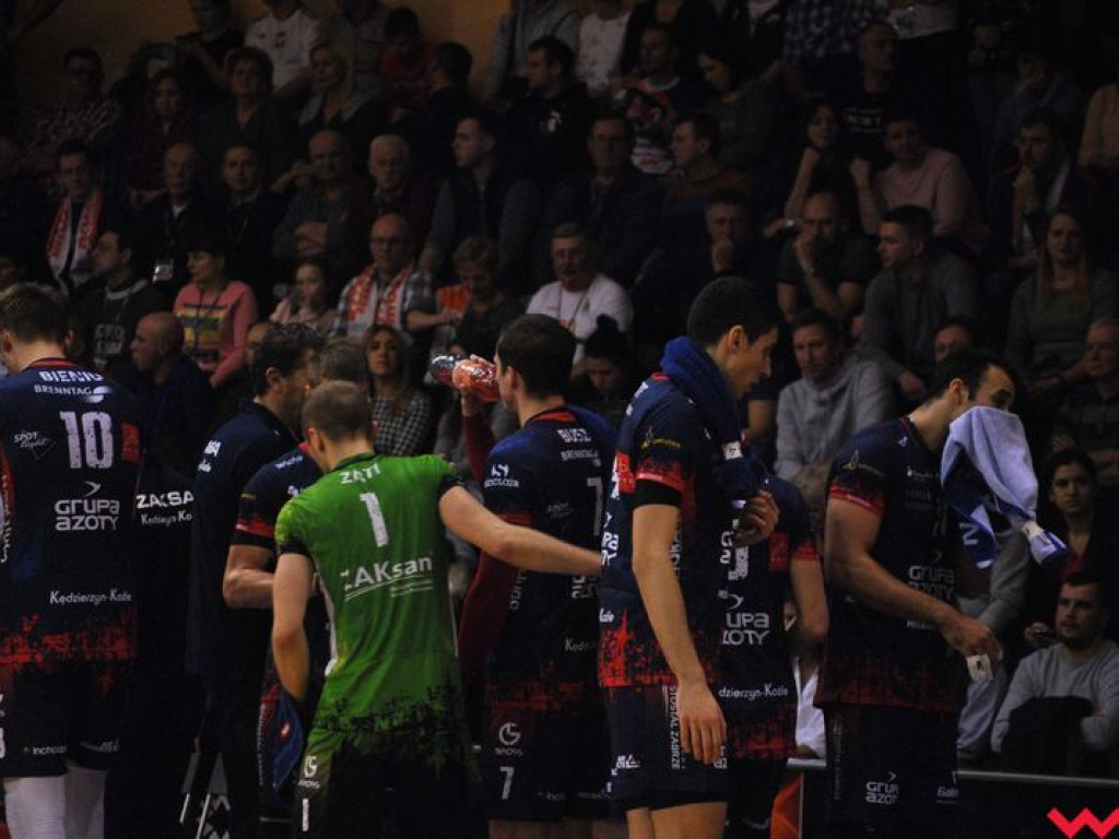 Marketingowe zwycięstwo i sportowa porażka. Pomarańczowi nie zawiedli swoich kibiców (galeria)
