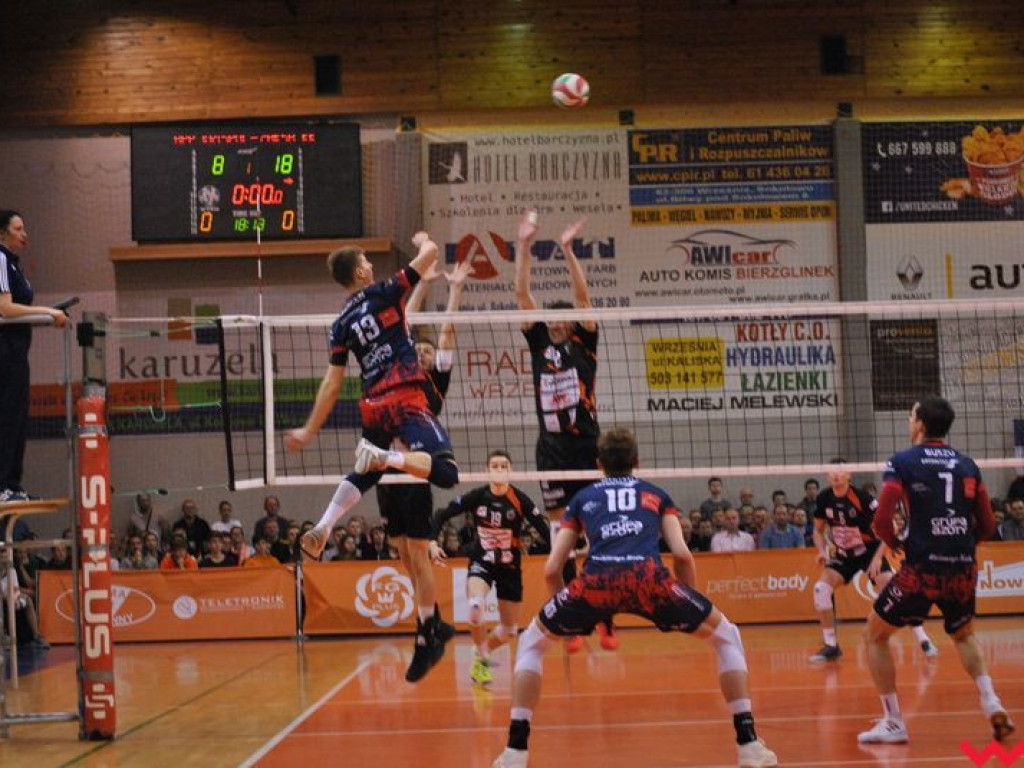 Marketingowe zwycięstwo i sportowa porażka. Pomarańczowi nie zawiedli swoich kibiców (galeria)
