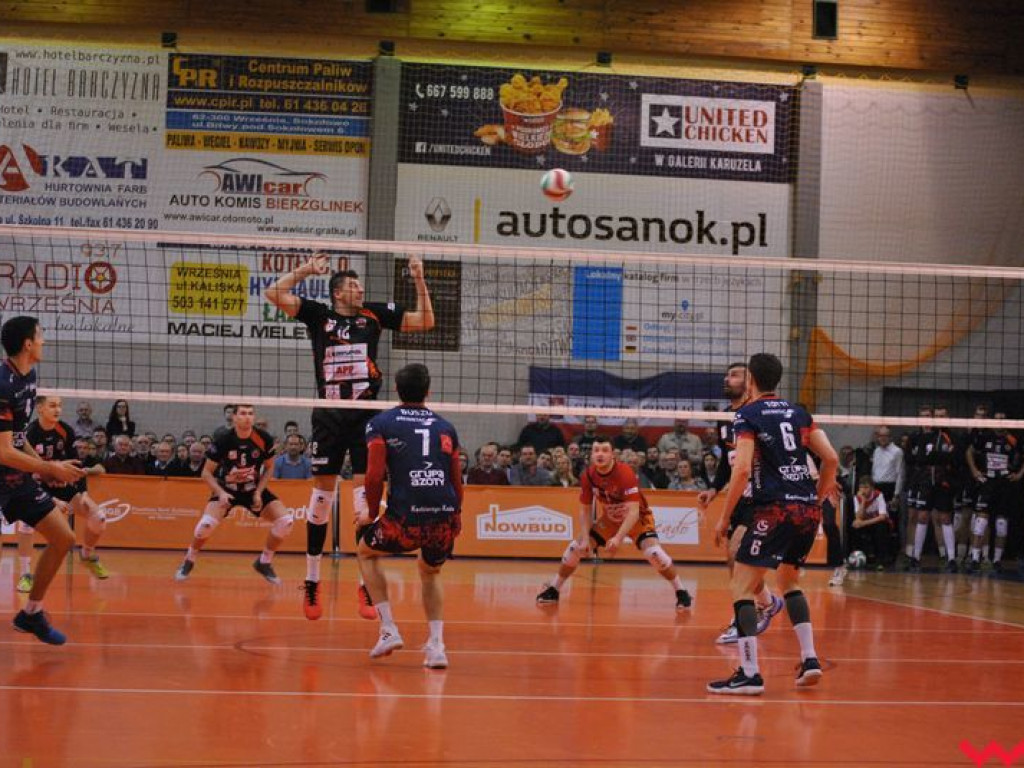 Marketingowe zwycięstwo i sportowa porażka. Pomarańczowi nie zawiedli swoich kibiców (galeria)