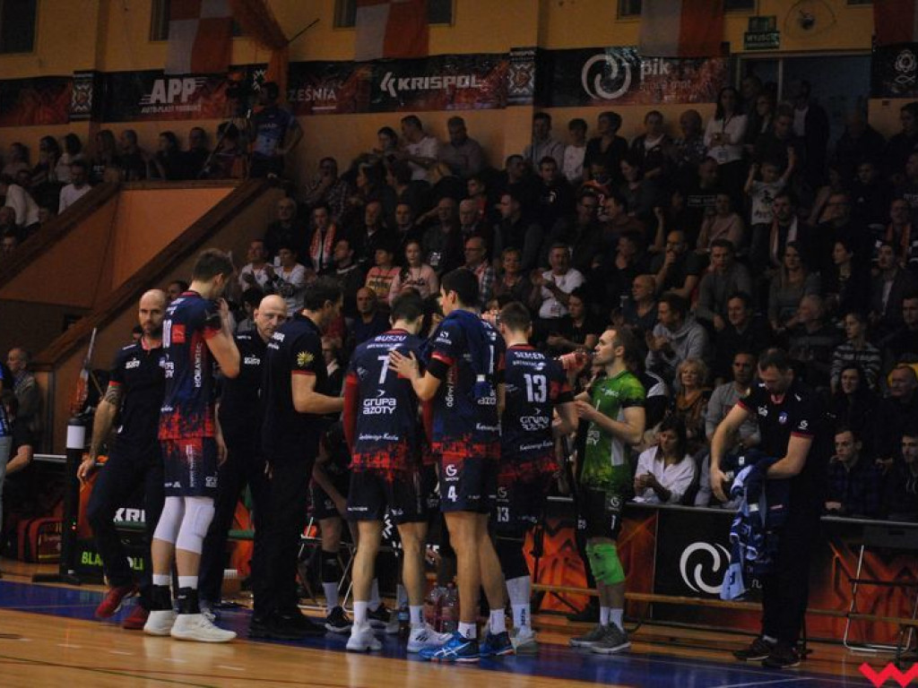 Marketingowe zwycięstwo i sportowa porażka. Pomarańczowi nie zawiedli swoich kibiców (galeria)