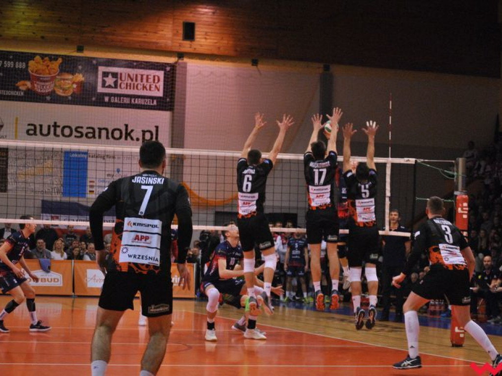 Marketingowe zwycięstwo i sportowa porażka. Pomarańczowi nie zawiedli swoich kibiców (galeria)