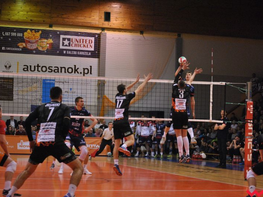 Marketingowe zwycięstwo i sportowa porażka. Pomarańczowi nie zawiedli swoich kibiców (galeria)