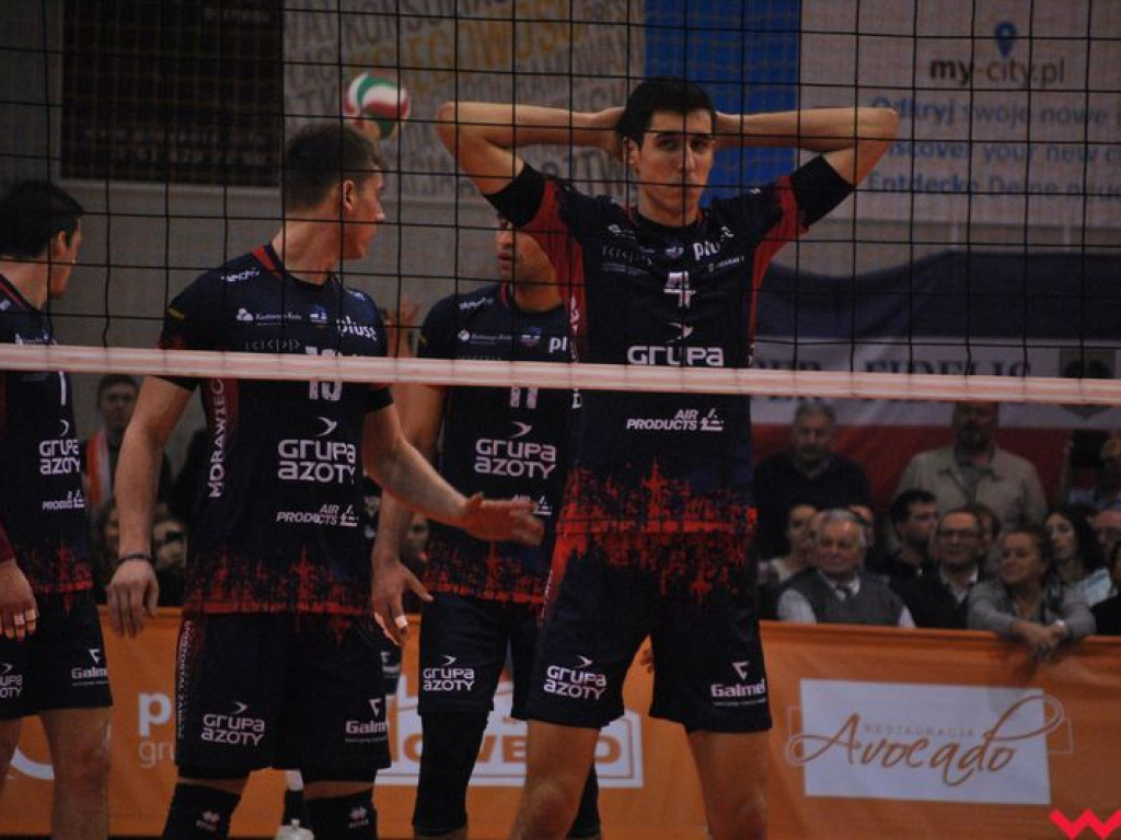 Marketingowe zwycięstwo i sportowa porażka. Pomarańczowi nie zawiedli swoich kibiców (galeria)