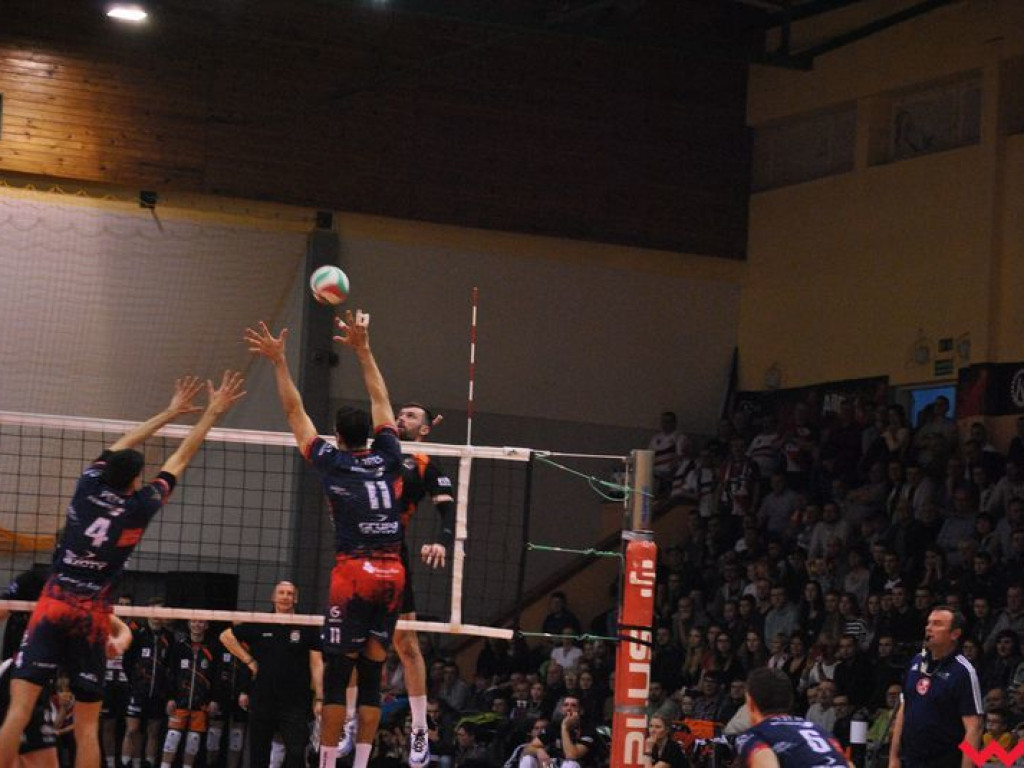 Marketingowe zwycięstwo i sportowa porażka. Pomarańczowi nie zawiedli swoich kibiców (galeria)